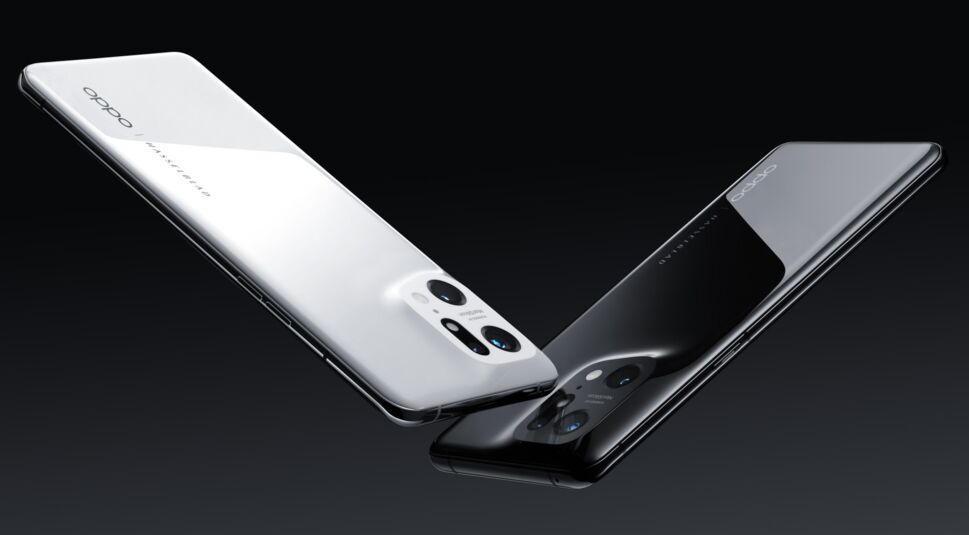 Smartphone OPPO Find X5 Pro in Schwarz und Weiß vor dunklem Hintergrund