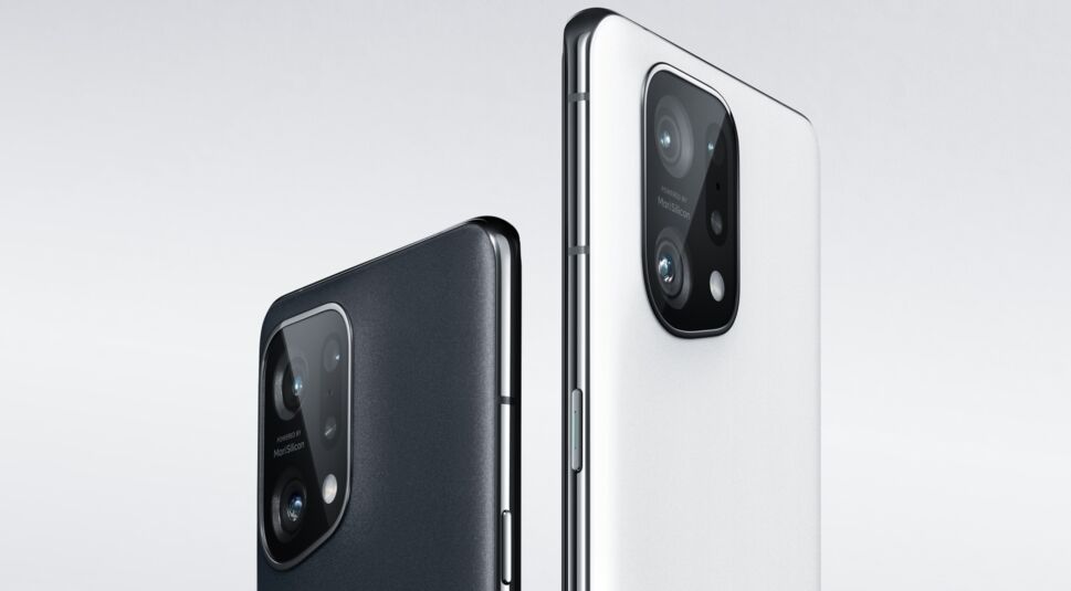 Smartphone OPPO Find X5 Pro in Schwarz und Weiß vor hellem Hintergrund, Fokus auf Kamera