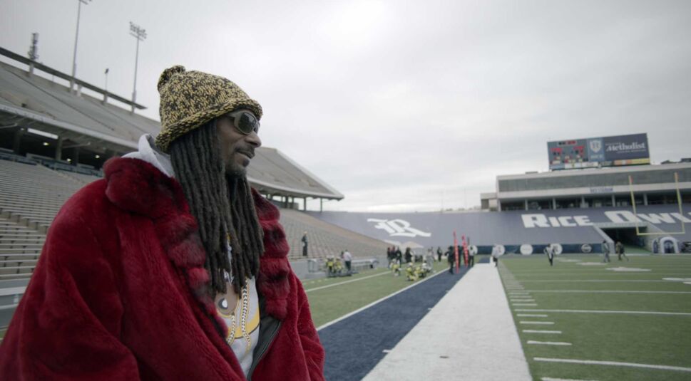 Rapper Snoop Dogg als Coach bei einem Training seiner Football-Mannschaft