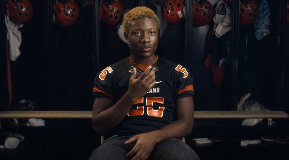 Ein junger Football-Spieler gibt ein Interview