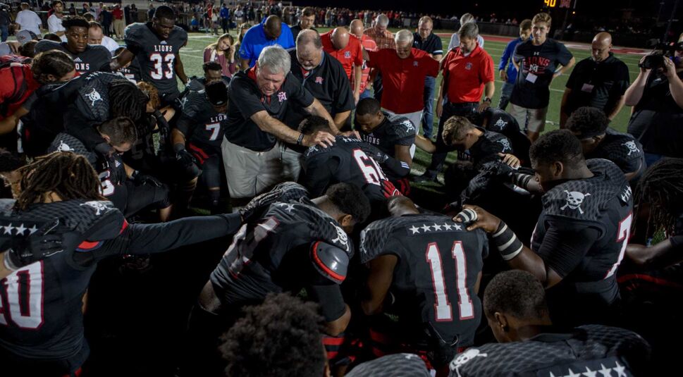 Ein Football-Team betet vor dem Spiel zusammen