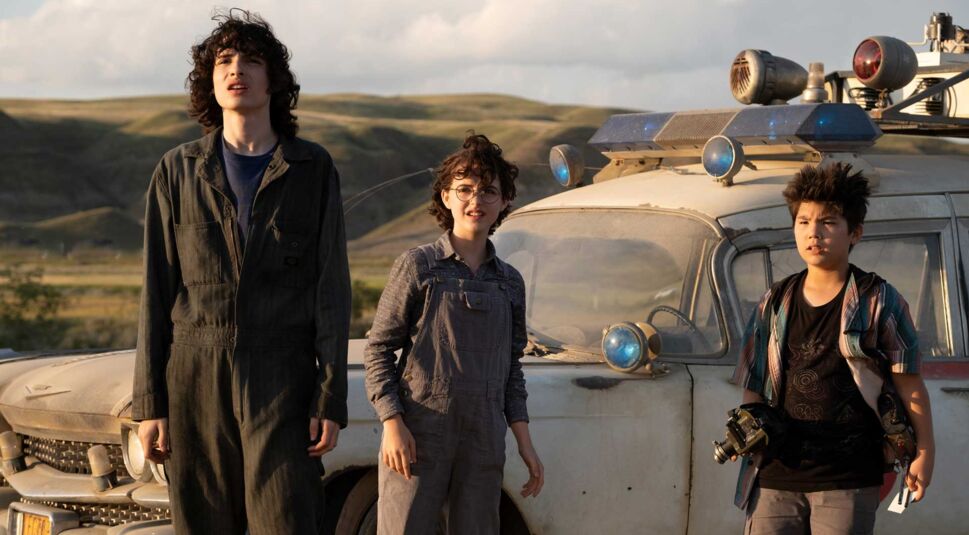 Trevor (Finn Wolfhard), Phoebe (Mckenna Grace) und Podcast (Logan Kim) in Ghostbusters: Legacy