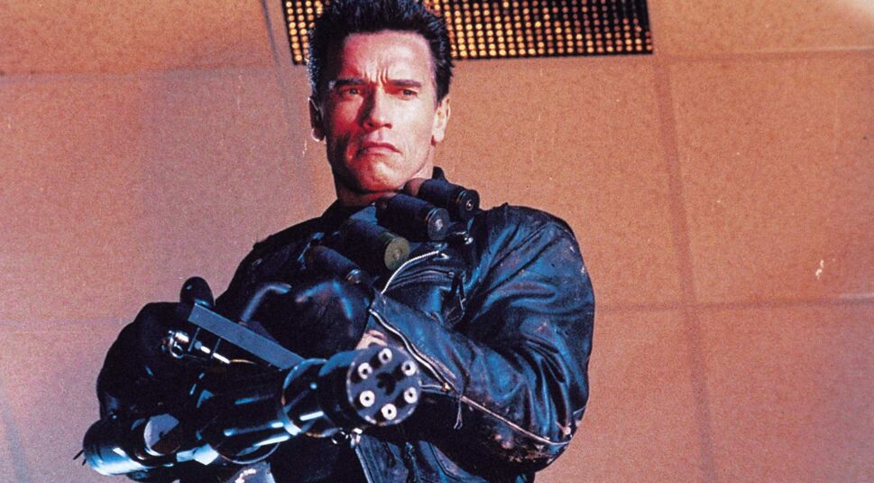 Terminator (Arnold Schwarzenegger) mit einer Waffe in der Hand