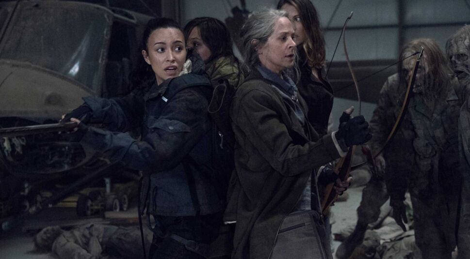 Eine Gruppe Personen, die von Zombies umringt ist