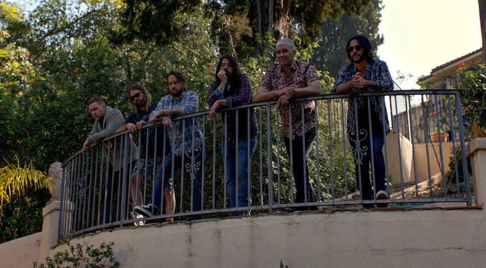 Alle Bandmitglieder der Foo Fighters am Geländer gelehnt