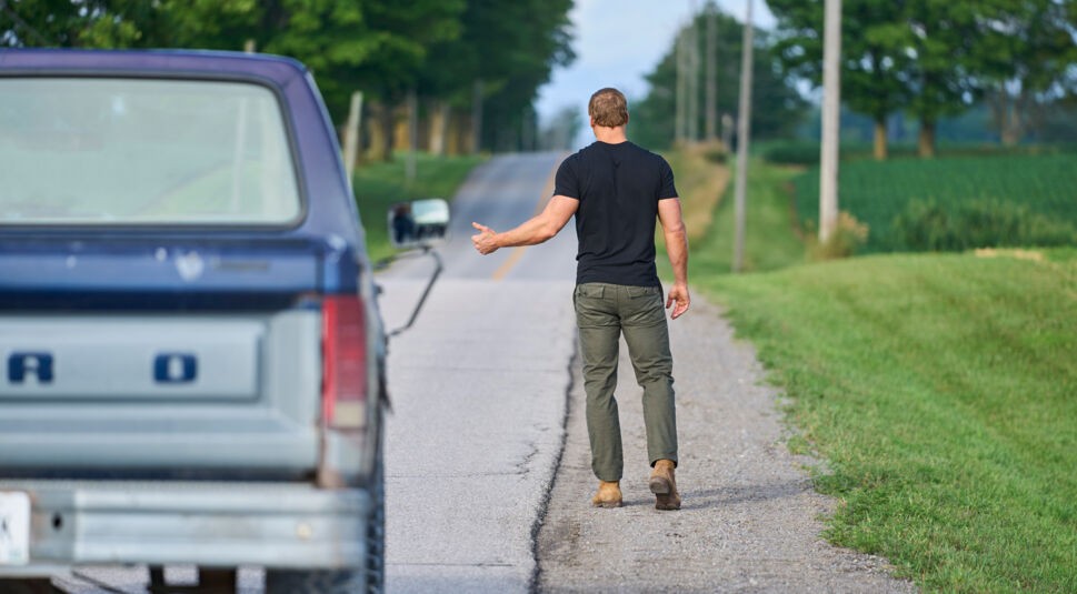 Reacher steht am Straßenrand