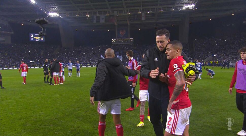 Ein Trainer umarmt seinen Spieler bei einem Fußballspiel