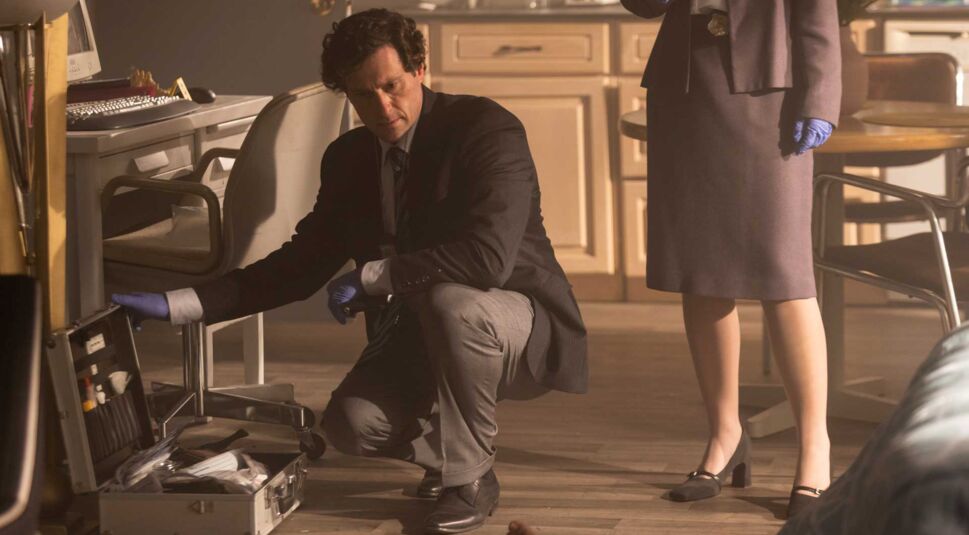 Ein Ermittler öffnen einen Forensik-Koffer an einem Tatort