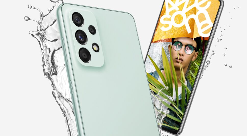 Samsung-Smartphone Galaxy A73 5G in Minzgrün von vorne und hinten mit Wassertropfen