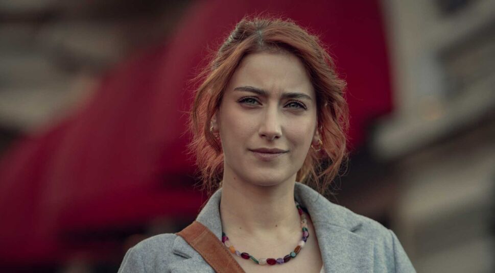  Was verbirgt sich in Esras Vergangenheit? Staffel 2 wird es zeigen.