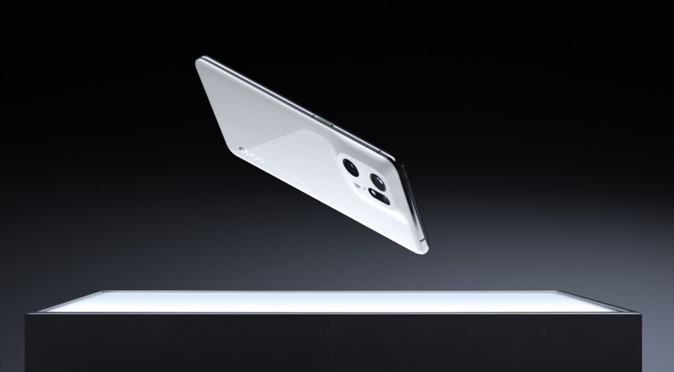 Weißes Smartphone schwebt vor dunklem Hintergrund über leuchtendem Block