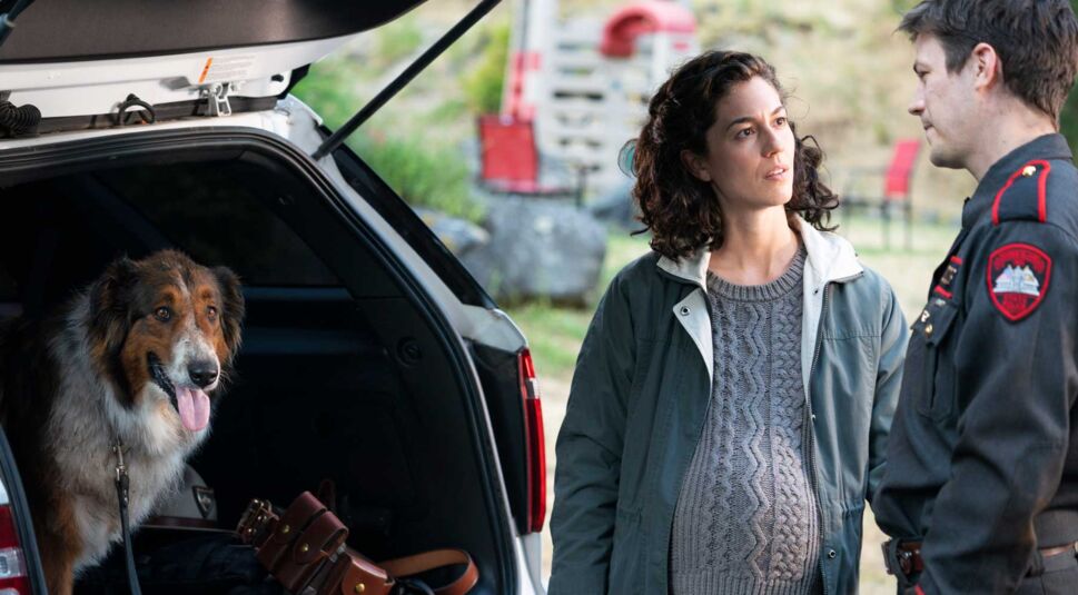 Kaylah Zander und Grant Gustin in Rettungshund Ruby