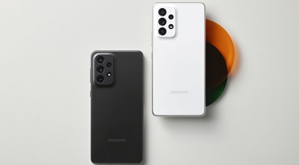 Das Galaxy A53 5G in Schwarz und Weiß