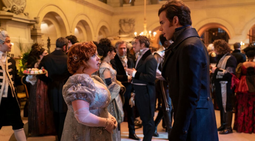 Penelope Featherington und Colin Bridgerton stehen auf einem Ball gegenüber