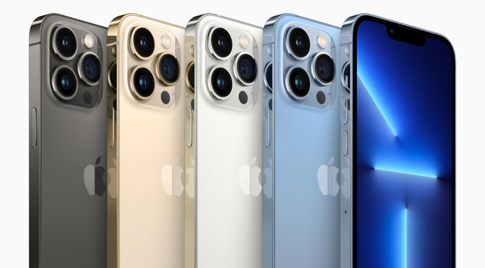 iPhone 13 Pro Max mit spiegelnden Oberflächen in vier Farben vor weißem Hintergrund