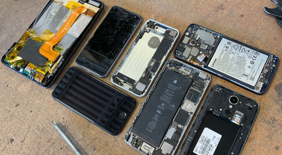 Ein Smartphone wurde in Einzelteile zerlegt um recycelt zu werden