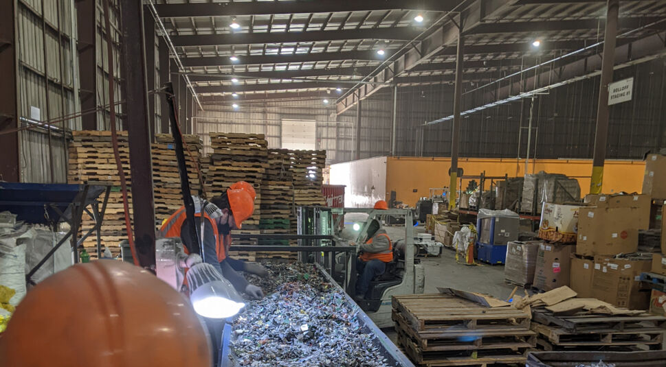 Die Mitarbeitenden der Firma Sunnking sortieren Smartphone Teile um sie zu recyclen