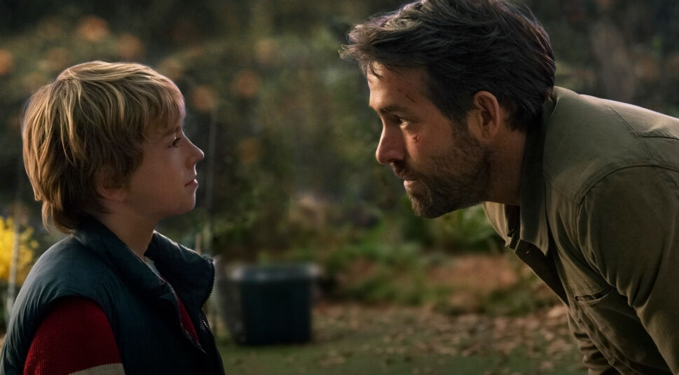 Der erwachsene und der junge Adam stehen sich gegenüber