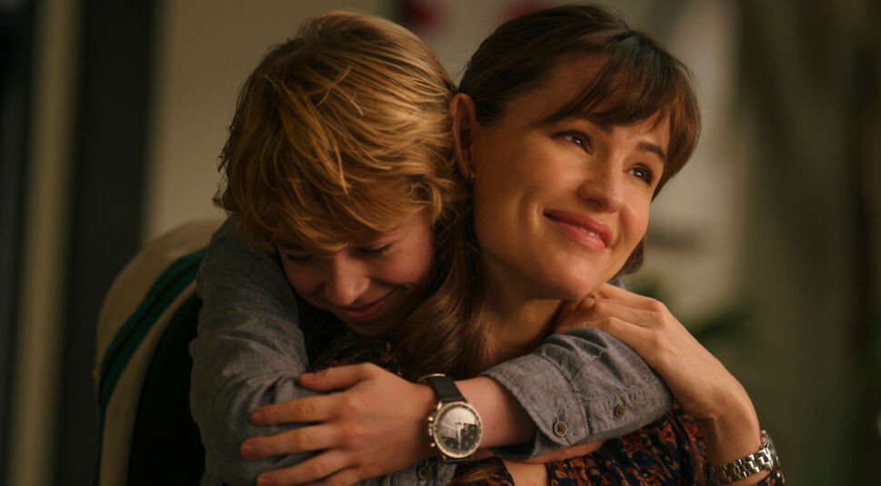 Ellie wird vom jungen Adam innig umarmt