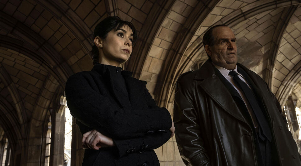 Auf dem Bild zu The Penguin-Serie stehen Pinguin (Colin Farrell) und Sofia Falcone (Cristin Milioti) nebeneinander.