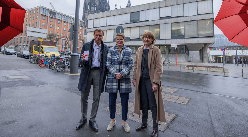  Nahmen Kölns erste Straßenlaternen mit 5G+ Small-Cells in Betrieb: Gerhard Mack (Technik-Chef Vodafone), Henriette Reker (Oberbürgermeisterin Köln), Birgit Lichtenstein (RheinEnergie).
