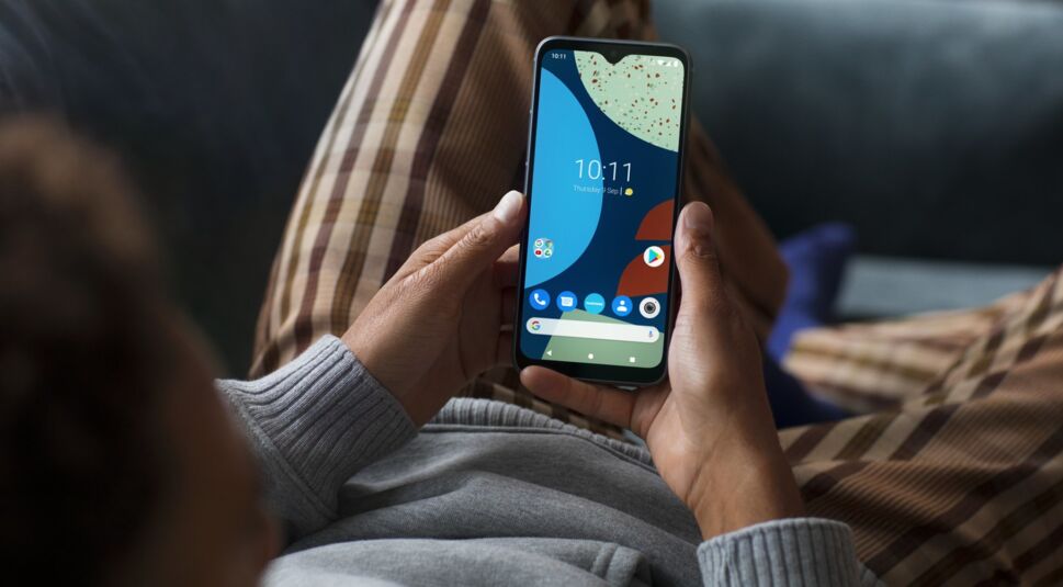 Blick über die Schulter einer Person, die auf das Display des Fairphone 4 guckt