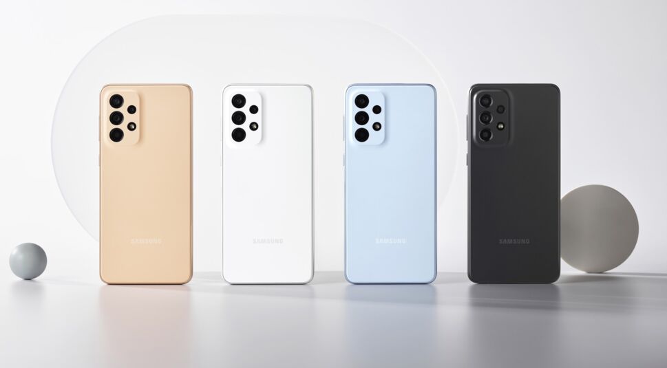 Rückseite des Galaxy A33 in vier Farben vor hellem Hintergrund