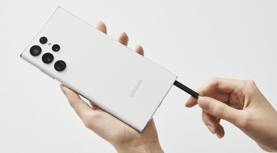 Hand zieht den S Pen aus dem Gehäuse des Smartphones Galaxy S22 Ultra
