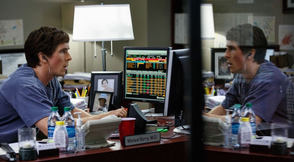 Hedgefonds-Manager Michael Burry (Christian Bale) sitzt an seinem Computer im Film The Big Short