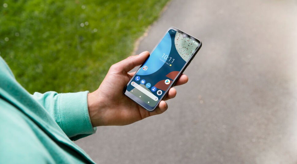 Das Fairphone 4 liegt angenehm in der Hand