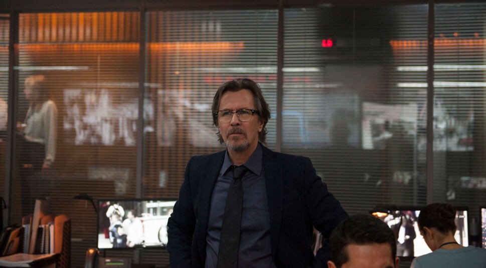 Ein Mann steht in einer Schaltzentrale in dem Film Das Jerico Projekt