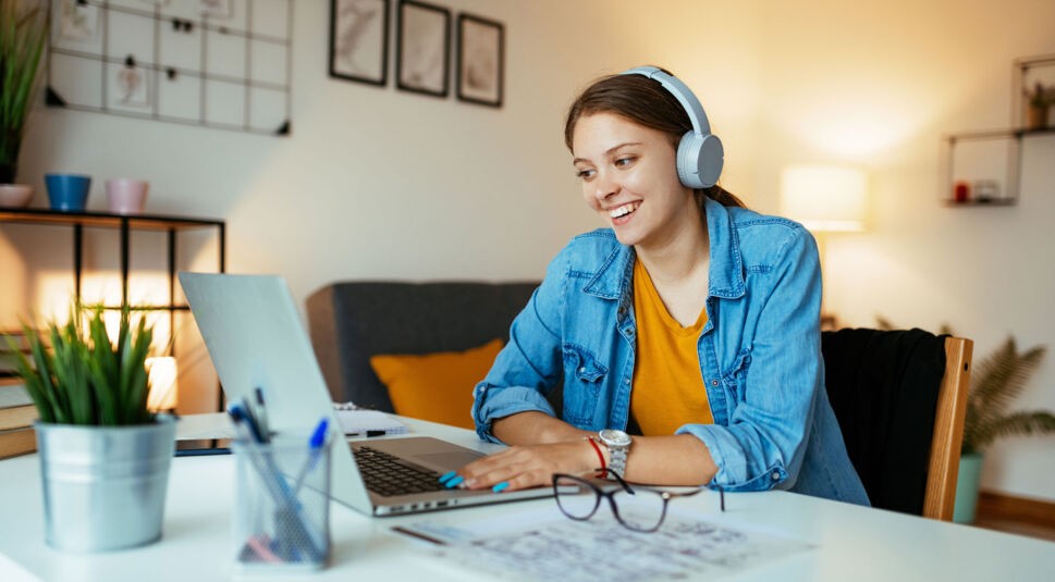 Eine junge Frau lernt online mit einem KI-Tutor