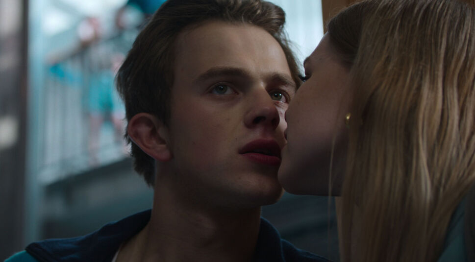 Der junge Adam küsst ein Mädchen in der Harlan Coben-Serie Sie sehen dich