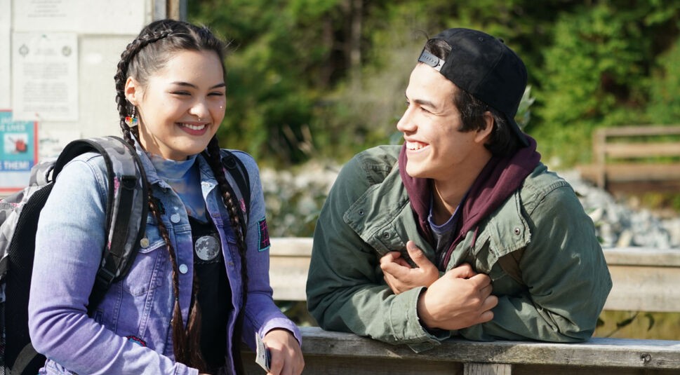 Sarah (Anna Lambe, l.); Jared (Joel Oulette, r.) in der Serie Trickster