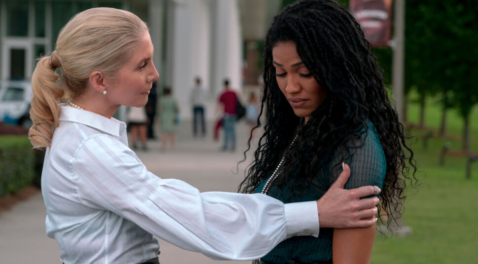 Elizabeth Mitchell und Aubin Wise in First Kill