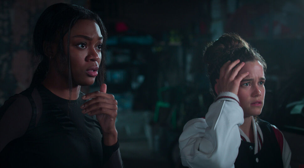 Imami Lewis und Sarah Catherine Hook in First Kill