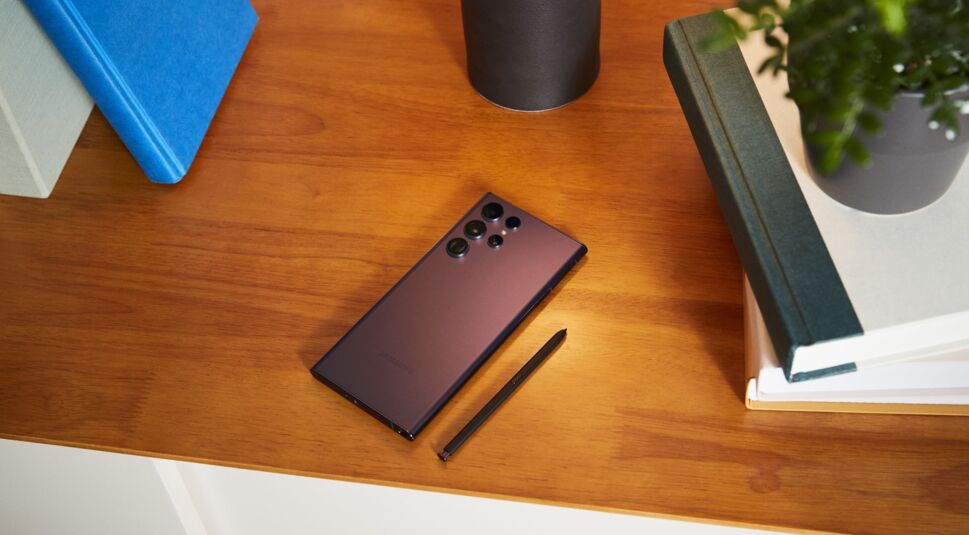 Galaxy S22 Ultra liegt auf Tisch