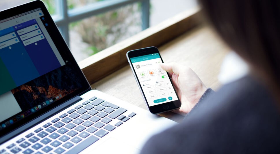Ein Mann kontrolliert mit einer App, wo sein Haustier sich befindet