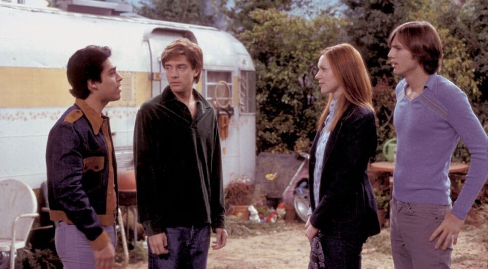  Fez (Wilmer Valderrama), Eric Forman (Topher Grace), Donna Pinciotti (Laura Prepon) und Michael Kelso (Ashton Kutcher) in Die wilden Siebziger.