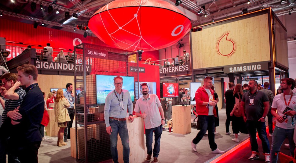 Fliegender 5G-Computer überfliegt über Alexander Saul, Geschäftsführer Vodafone Busines und Csaba Singer, Gründer der Hybrid-Airplane Technologies GmbH.