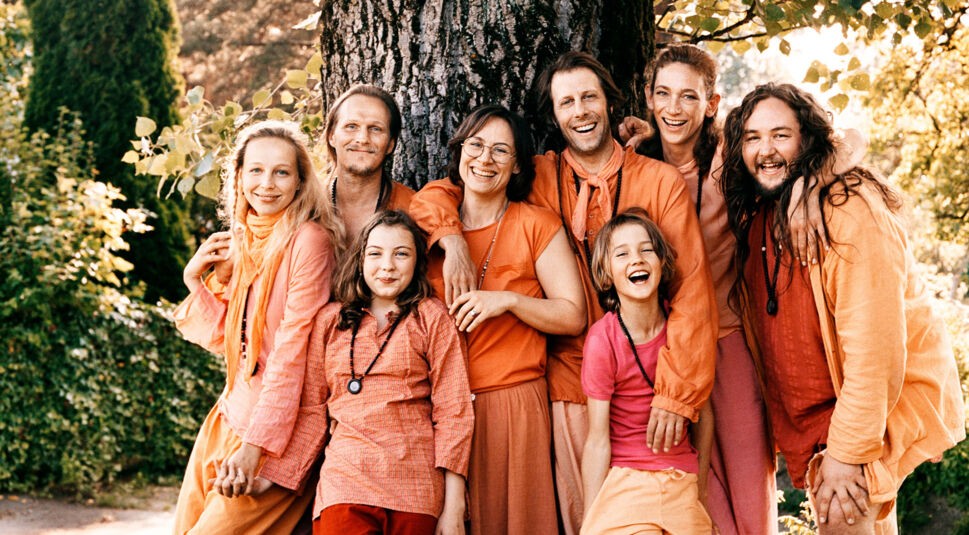 Eine Gruppe von Personen, die in Orange gekleidete ist