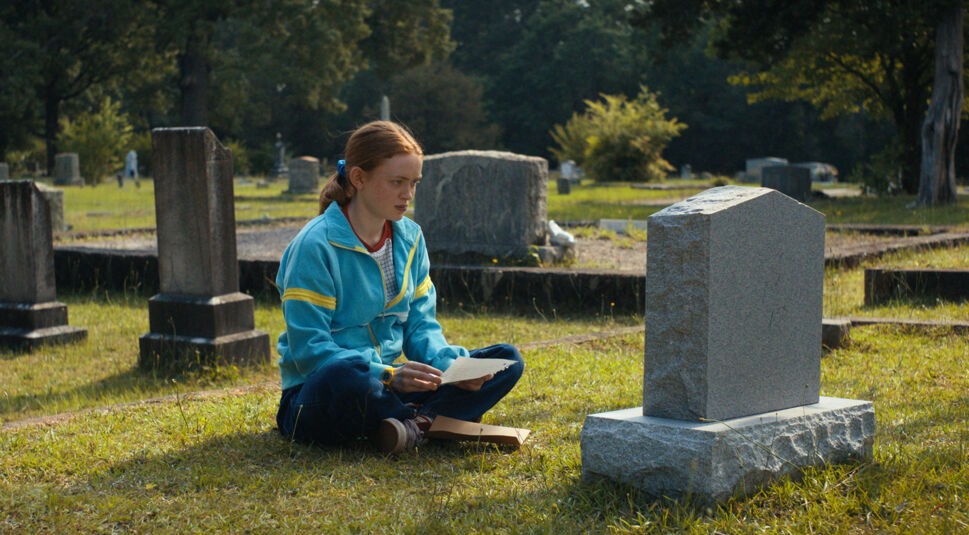 Max sitzt vor dem Grabstein ihres Bruders in Stranger Things 4 Vol. 1