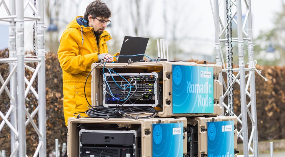 Eine Person bedient das temporäre Mobilfunknetz 5G+ Nomadic Node des deutschen Fraunhofer Instituts