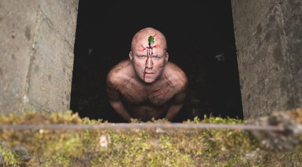 Ein Mann hockt in einer Grube