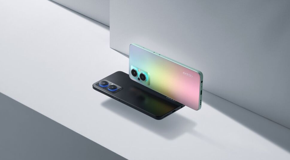 Smartphone OPPO Reno8 Lite 5G in Schwarz und Rainbow vor grauer Wand