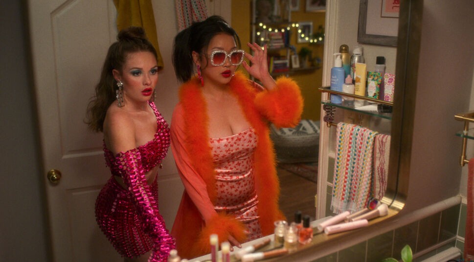 Gia und Erika machen sich vor dem Spiegel fertig in Boo, Bitch