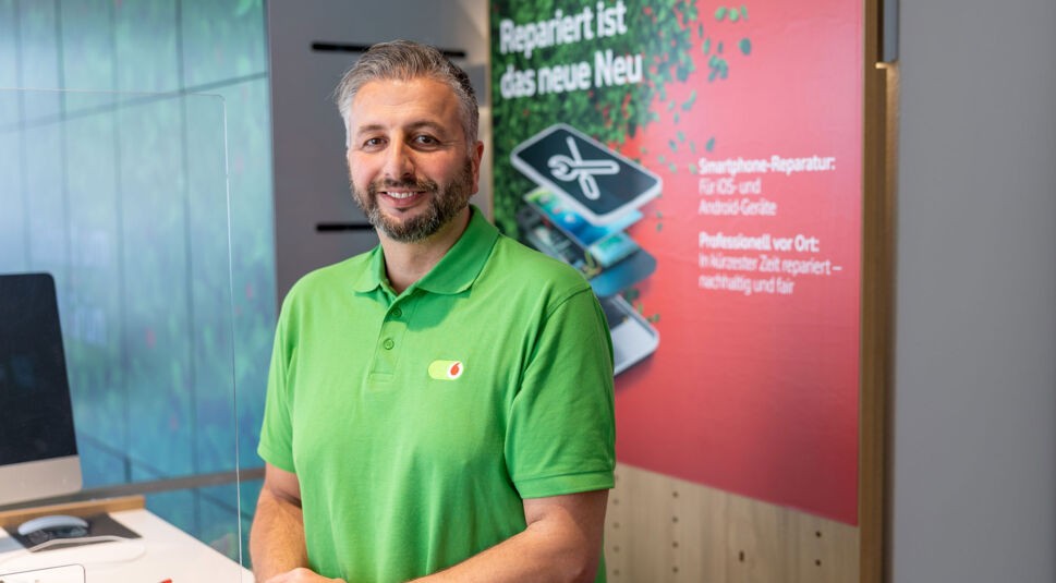 Ein Mitarbeiter in einem klimaneutralen Vodafone Shop
