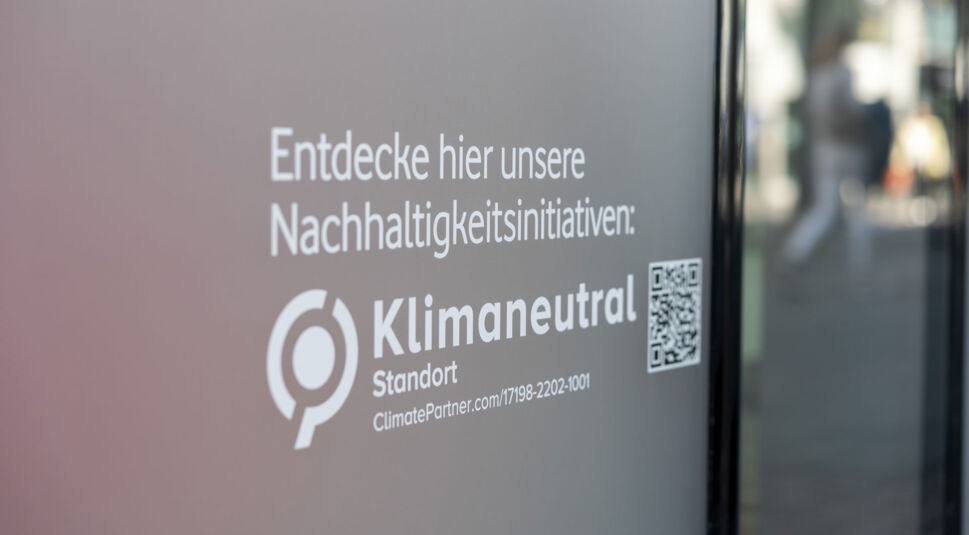 Das "klimaneutral"-Label auf der Fensterfront eines Vodafone Shops