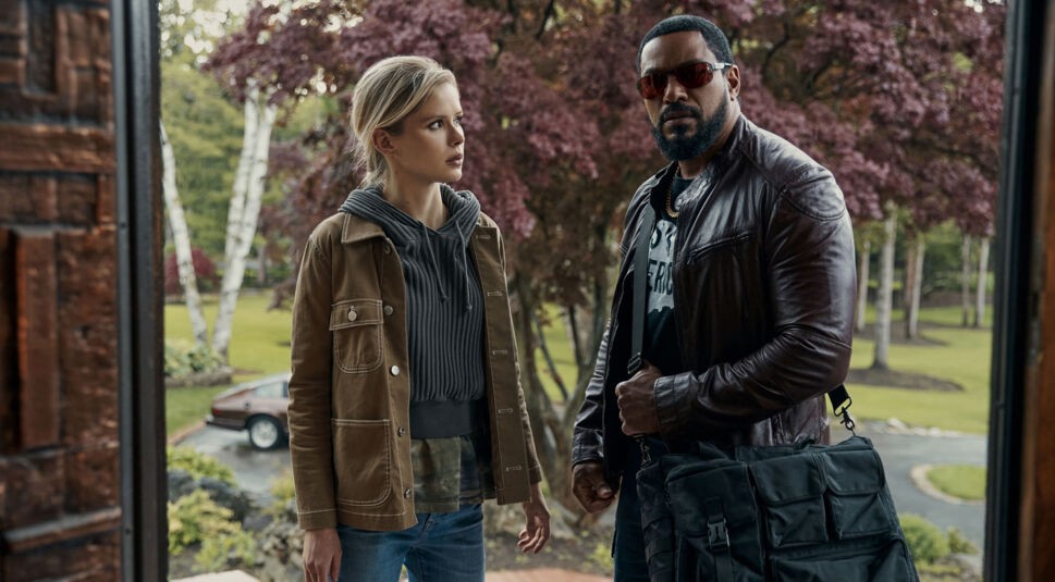 Erin Moriarty (Annie January aka Starlight), Laz Alonso (Mother's Milk) stehen vor einer großen Villa in der dritten Staffel von The Boys