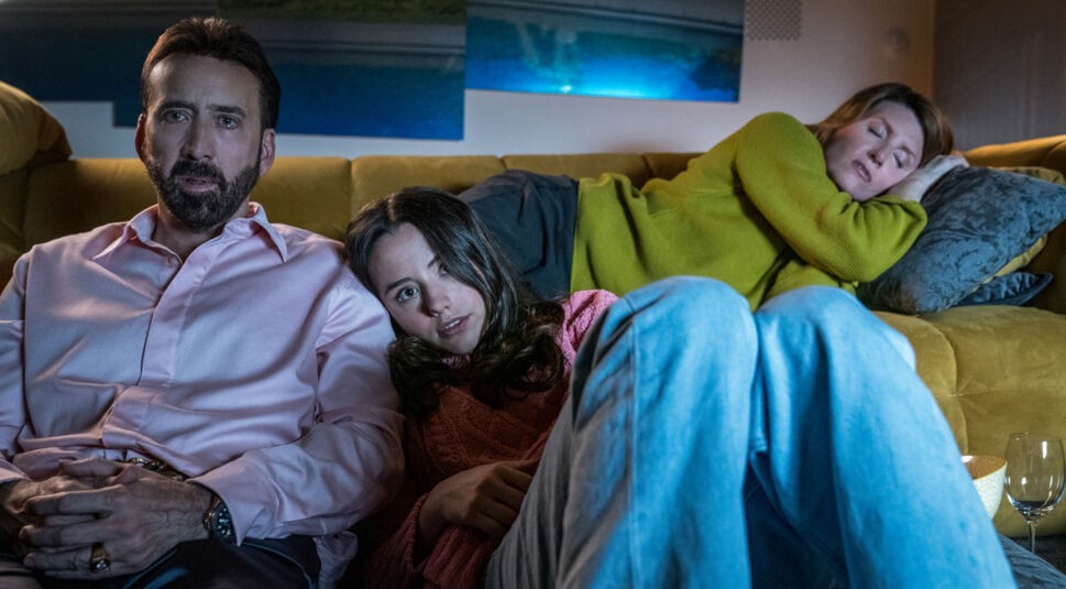 Familienzeit beim Filmeschauen: Nick Cage (Nicolas Cage, li), Addy (Lily Sheen) und Olivia (Sharon Horgan)